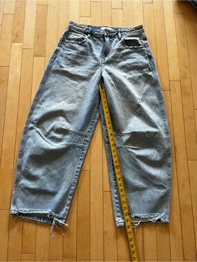 Hidden Barrel Jeans in Washed Gray with Distressed Hem